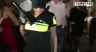 Politie striptease in aktie