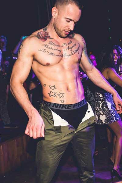 Stoere grappige mannelijke stripper huren