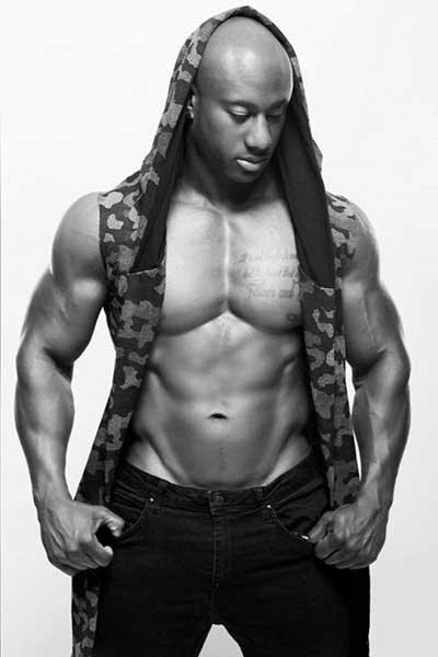 Stoere donkere mannelijke stripper huren