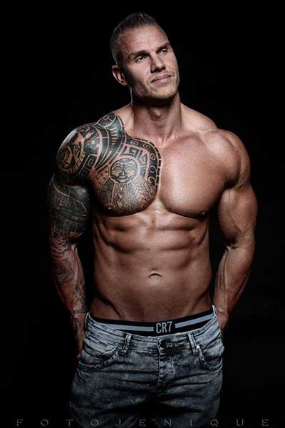 Stoere mannelijke stripper huren