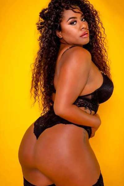 Sexy mooie donkere striptease huren